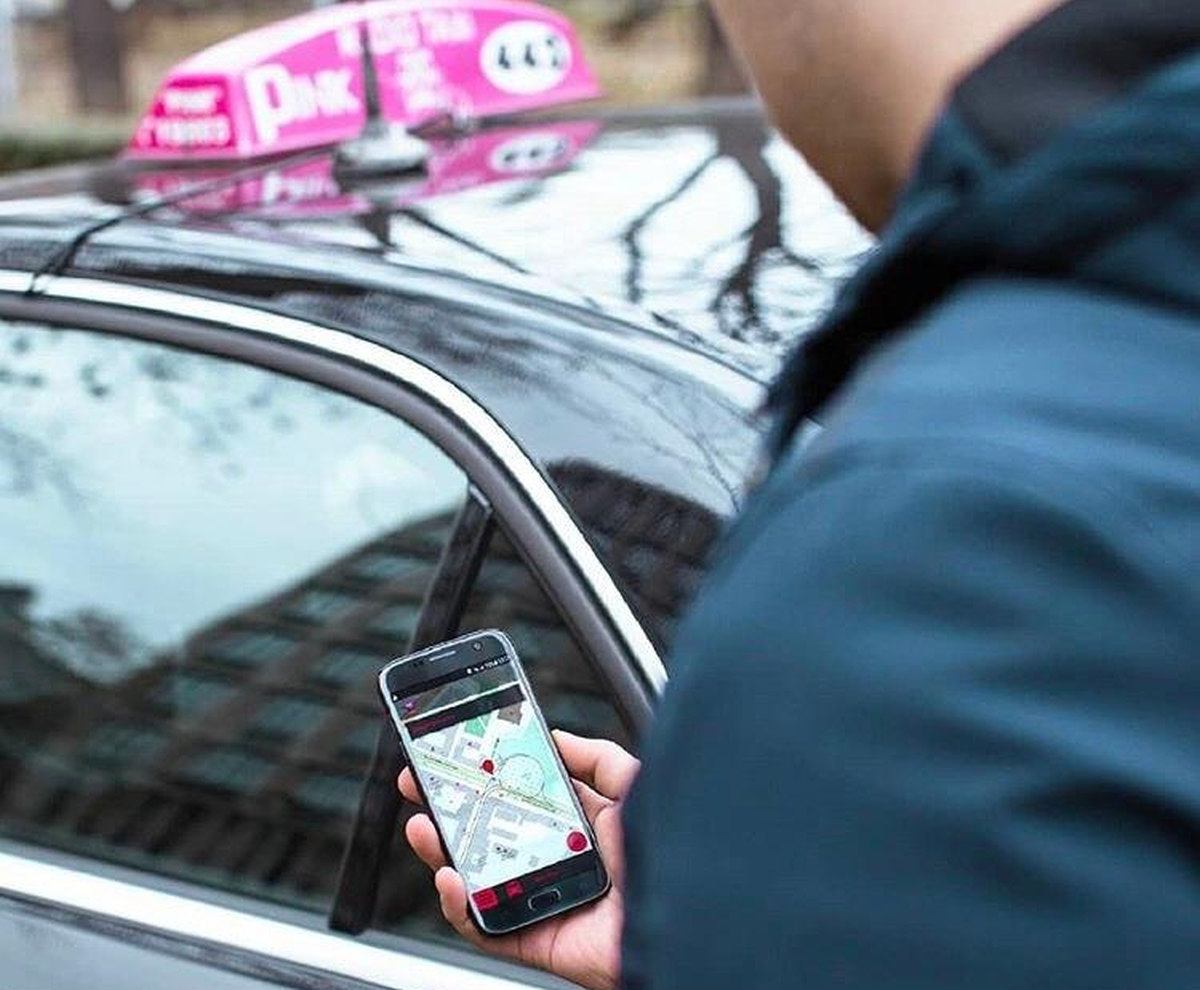 Pink taxi - kako izgleda vožnja sa liderom?