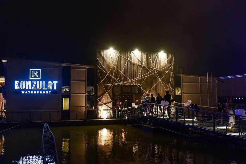 Lexington bend na splavu Konzulat Waterfront
