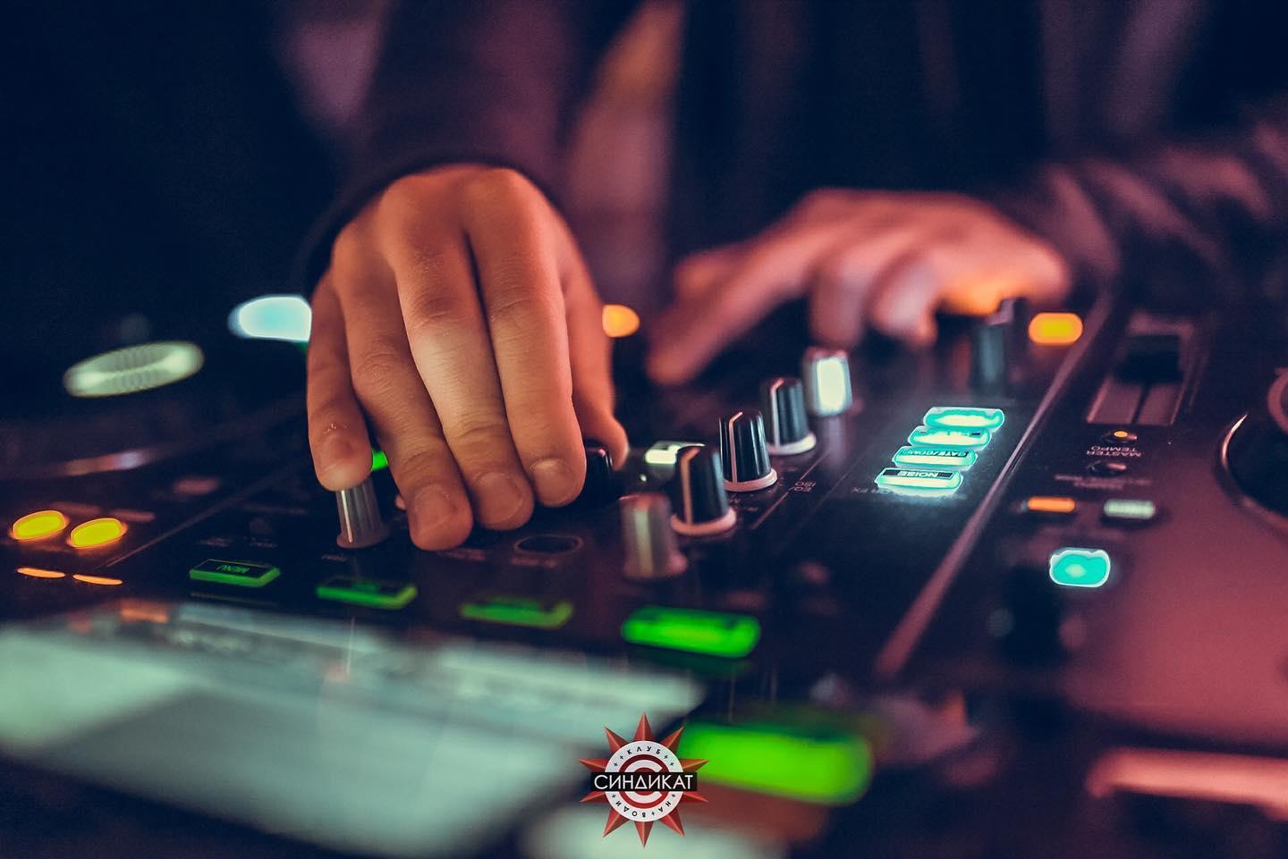 Splav Sindikat - Uživanje uz DJ-a i popularne klupske bendove i pevače