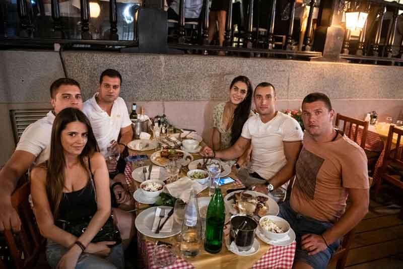 Milica Mandić proslavila pobedu sa prijateljima u restoranu Dva jelena