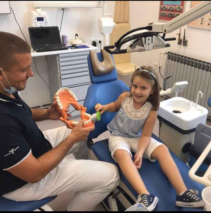 Međunarodni dan stomatologa – čestitka dr Stevanu Protiću na nagradi