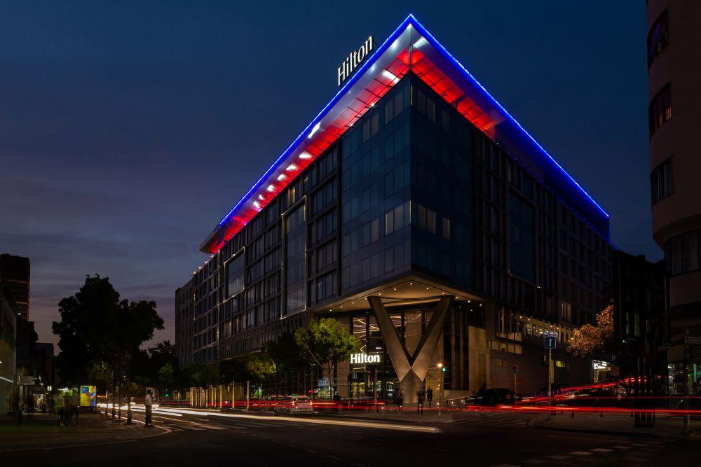 Hilton proslave