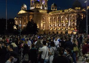 Masovno okupljanje gradjana ispred Skupštine