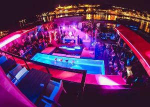 Odlican provod veceras na splavu Hot Mess
