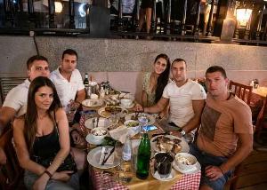 Milica Mandić proslavila pobedu sa prijateljima u restoranu Dva jelena