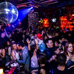 Ben Akiba White Lounge 