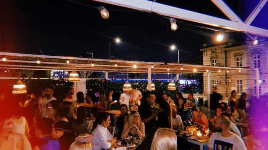 restoran Mala plava vrata srpska Nova godina