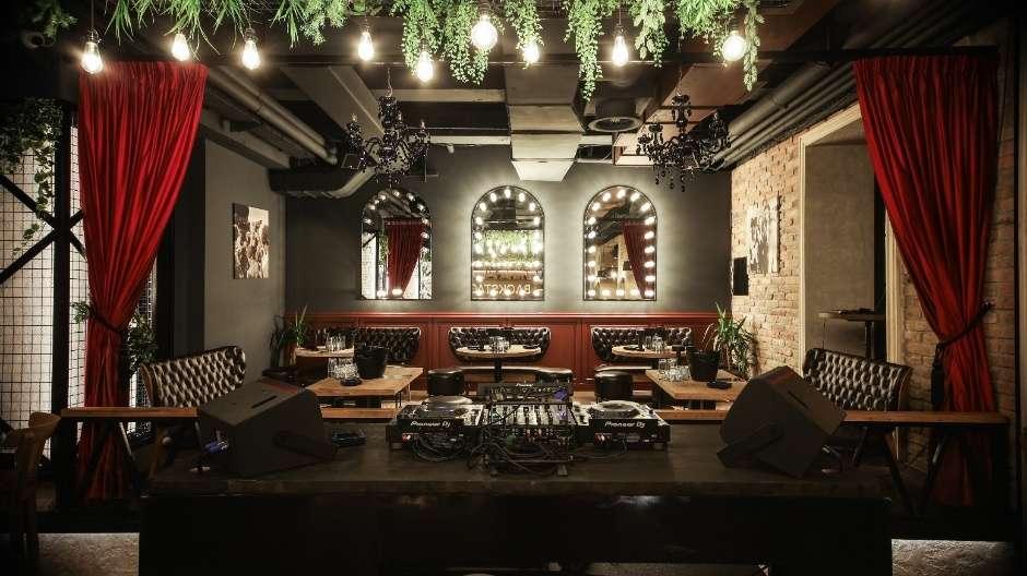 Backstage bar repriza Nove godine